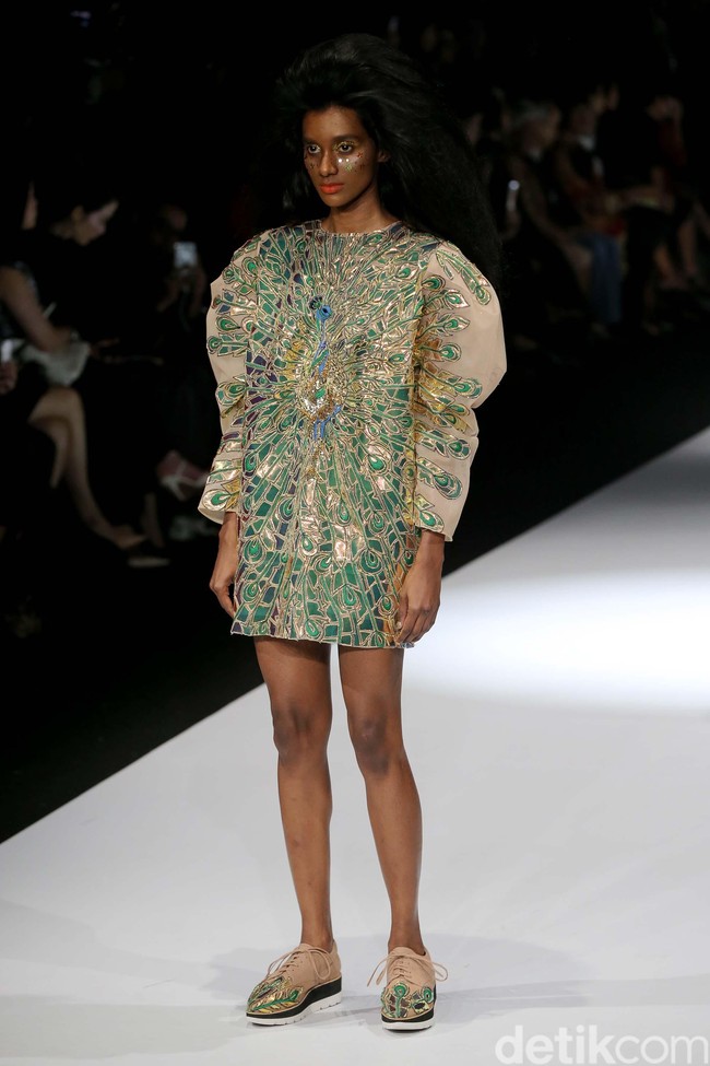 Fashion show koleksi terbaru Mel Ahyar bertema Skins menampilkan busana berbahan limbah di Jakarta Fashion Week 2020, Senayan City, Jakarta. Senin 28/10/2019]. Foto: Rachman Haryanto/detikcom