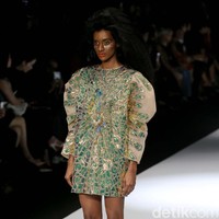 Fashion show koleksi terbaru Mel Ahyar bertema Skins menampilkan busana berbahan limbah di Jakarta Fashion Week 2020, Senayan City, Jakarta. Senin 28/10/2019]. Foto: Rachman Haryanto/detikcom