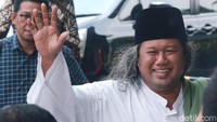 Gus Muwafiq menyapa para awak media saat tiba di gedung KPK, Jakarta, Rabu (20/11/2019).