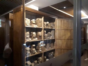 Mengintip Koleksi Buku Kuno di Salah Satu Perpustakaan Privat Tertua Dunia
