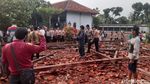Puing-puing Aula SMKN 1 Miri Sragen yang Ambruk Diterjang Angin