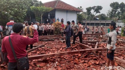 Puing-puing Aula SMKN 1 Miri Sragen yang Ambruk Diterjang Angin