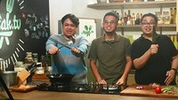 Sambil memang spatula dan sumpit, ini pose Cecep Reza saat syuting sebuah program memasak di tv. Foto: Instagram