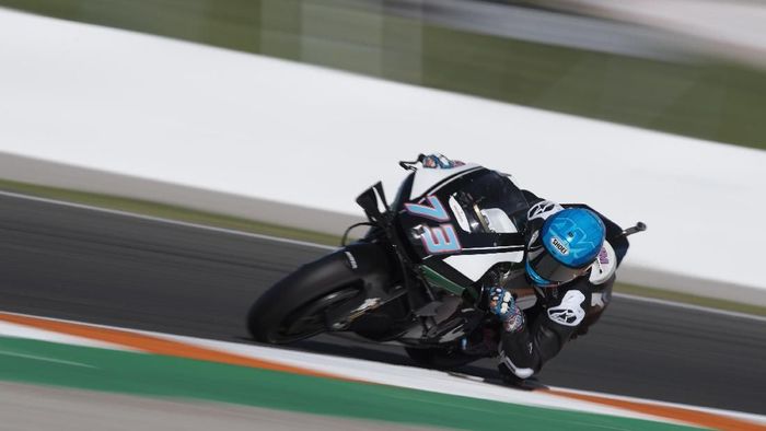 Alex Marquez terjatuh di putaran delapan tes MotoGP Valencia. (Foto: Mirco Lazzari gp/Getty Images) Alex Marquez terjatuh di putaran delapan tes MotoGP Valencia. (Foto: Mirco Lazzari gp/Getty Images)