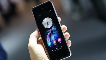 Samsung W20 5G mulai dijual perdana di China pada Desember nanti dengan dua pilihan warna, yakni hitam dan putih. Minat? Foto: Sina Mobile