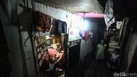 Permukiman ini sangat padat hingga sinar matahari pun tak kuat menembusnya.