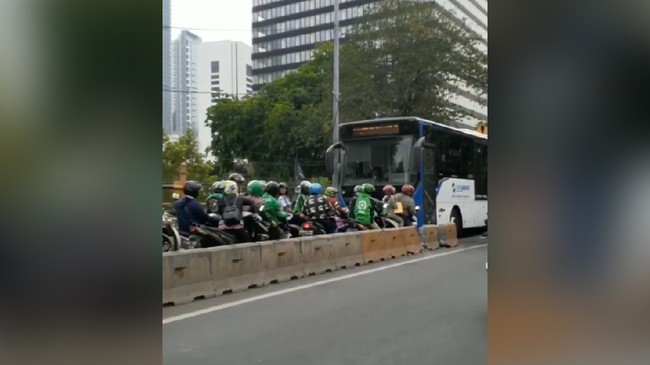 Pemotor Lawan Arus di Busway, Raja Afrika Beli Ratusan Mobil Mewah