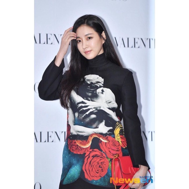 Kim Sarang juga mengungkapkan bahwa sejak muda ia sudah menjauhi alkohol dan menggunakan humidifier untuk menjaga kulitnya tetap lembap. Foto: Instagram @sarangkim.love