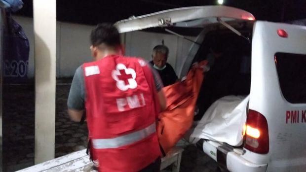 Evakuasi dua orang korban tewas akibat tabrak lari di Sragen.