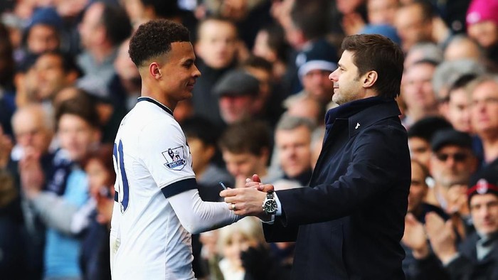 LONDON, UNITED KINGDOM - APRIL 10:  Dele Alli of Tottenham Hotspur shakes hands with Mauricio Pochettino manager of Tottenham Hotspur as he is substituted during the Barclays Premier League match between Tottenham Hotspur and Manchester United at White Hart Lane on April 10, 2016 in London, England.  (Photo by Clive Rose/Getty Images)