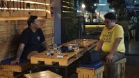 Ternyata pemeran Bombom dalam sinetron Bidadari ini juga termasuk penggemar kopi. Beberapa kali momen kulinerannya selalu berada di kedai kopi. Seperti momennya kali ini. Foto: Instagram