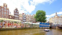 Sebenarnya, berjalan kaki di Kota Amsterdam, Belanda sudah cukup menyenangkan bagi wisatawan. Namun di sana juga ada satu lokasi yang cocok dikunjungi bagi traveler pecinta tanaman. Tempat itu adalah Bloemenmarkt atau pasar bunga terapung. Di sana traveler dapat melihat kios-kios transparan terapung di sepanjang tepi kanal Singel di antara Mint Square dan Koningsplein Square. iStock
