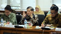Menteri PPN/Kepala Bappenas Suharso Monoarfa memaparkan pandangannya saat menghadiri rapat kerja bersama Komite I DPD RI.
