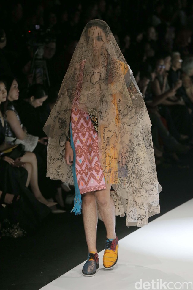 Fashion show koleksi terbaru Mel Ahyar bertema Skins menampilkan busana berbahan limbah di Jakarta Fashion Week 2020, Senayan City, Jakarta. Senin 28/10/2019]. Foto: Rachman Haryanto/detikcom