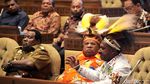 Kepala Daerah Papua Pakai Topi Rumbai Saat Rapat di DPR