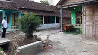 Terpasang garis polisi, warung dan semua pintu rumah mertua Markino dalam kondisi tertutup. Rumah Markino juga masih terpasang garis polisi dengan pintu dan jendela tertutup rapat. Suasana kedua rumah itu sepi.