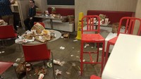 Tempat sampah di restoran cepat saji ini terlalu penuh, akhirnya para pengunjung tak punya pilihan lain, dan membuang sampah makanan mereka di atas meja. Foto: Istimewa