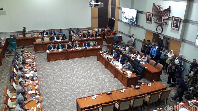 Raker di Komisi III, Kapolri: 74 Terduga Teroris Ditangkap Usai Bom di Medan Raker di Komisi III, Kapolri: 74 Terduga Teroris Ditangkap Usai Bom di Medan