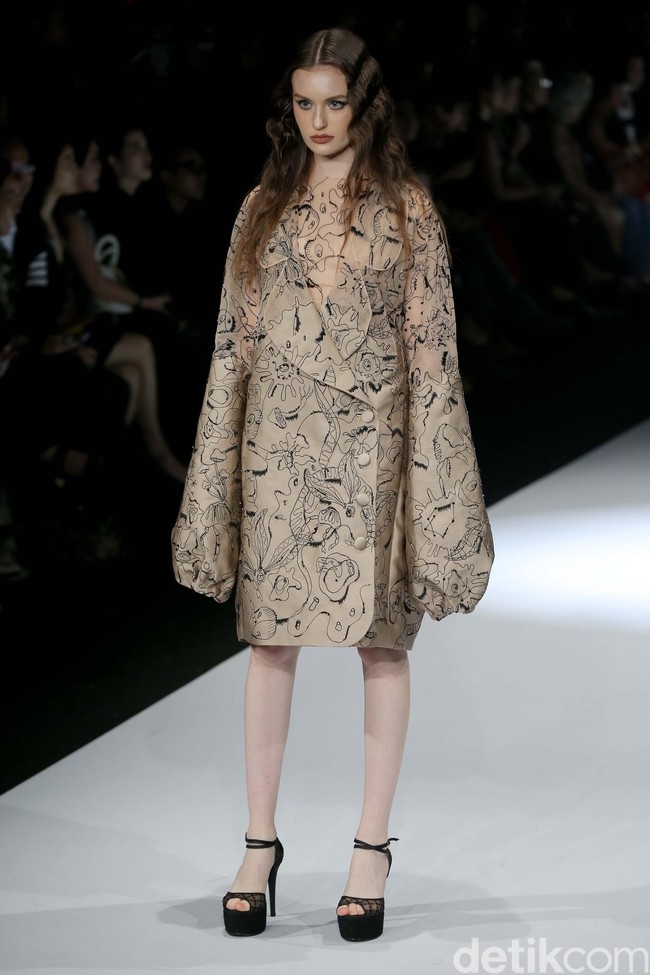 Fashion show koleksi terbaru Mel Ahyar bertema Skins menampilkan busana berbahan limbah di Jakarta Fashion Week 2020, Senayan City, Jakarta. Senin 28/10/2019]. Foto: Rachman Haryanto/detikcom