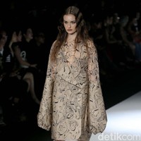 Fashion show koleksi terbaru Mel Ahyar bertema Skins menampilkan busana berbahan limbah di Jakarta Fashion Week 2020, Senayan City, Jakarta. Senin 28/10/2019]. Foto: Rachman Haryanto/detikcom