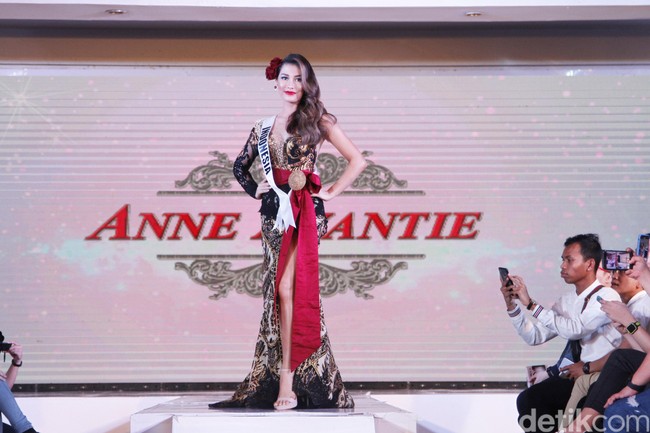 Karya Anne Avantie sudah berulang kali membungkus tubuh para Puteri Indonesia. Untuk Frederika, Anne membuat gaun dengan rok batik yang megah. (Foto: Mohammad Abduh/detikcom)