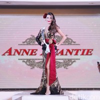 Karya Anne Avantie sudah berulang kali membungkus tubuh para Puteri Indonesia. Untuk Frederika, Anne membuat gaun dengan rok batik yang megah. (Foto: Mohammad Abduh/detikcom)