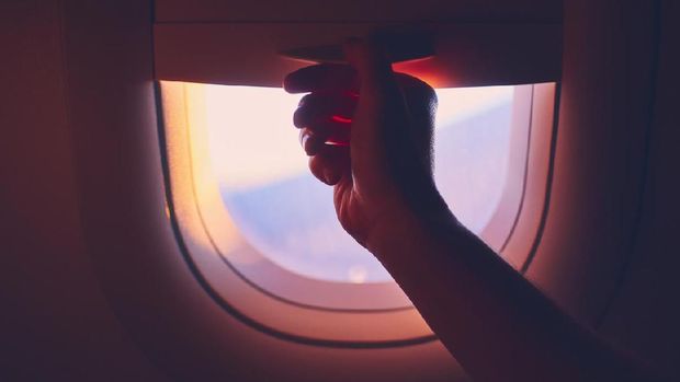 Naik Pesawat Baiknya Tak Begini: Nyeker hingga Colek-colek Pramugari