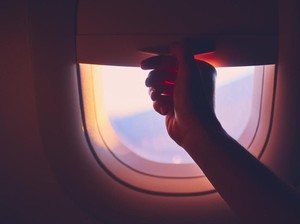 Ini Penyebab Jendela Pesawat Harus Dibuka Saat Take Off dan Landing