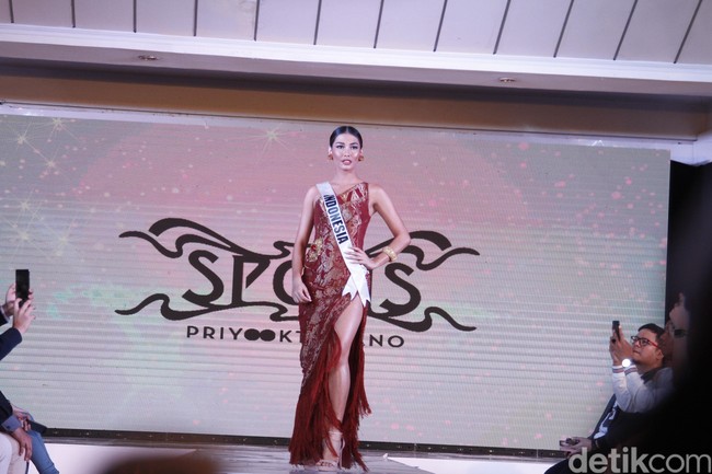 Mengusung tema  Bali of Arc, Priyo mengangkat keindahan tenun khas Kelungkung, Bali. Di tangan Priyo, tenun tersebut menjelma dalam bentuk gaun modern dengan neckline asimetris dan dekorasi fringe pada bagian rok. Teknik drapery digunakan untuk menyiratkan keanggunan gaya feminim wanita Indonesia yang lembut santun berkarakter. (Foto: Mohammad Abduh/detikcom)