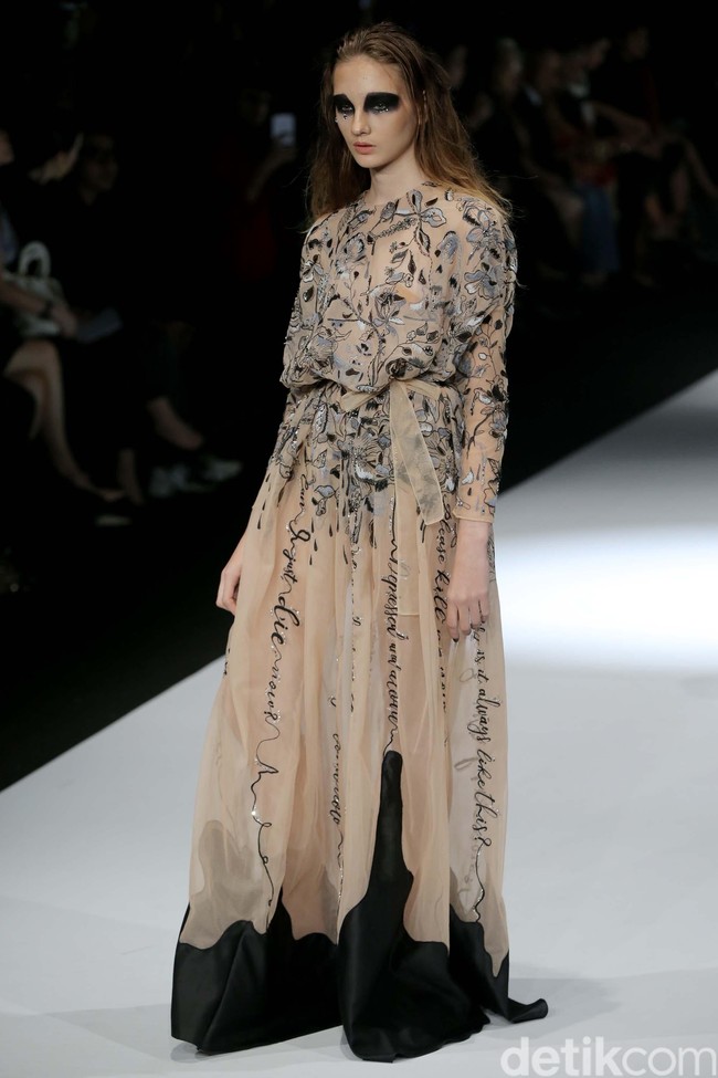 Fashion show koleksi terbaru Mel Ahyar bertema Skins menampilkan busana berbahan limbah di Jakarta Fashion Week 2020, Senayan City, Jakarta. Senin 28/10/2019]. Foto: Rachman Haryanto/detikcom