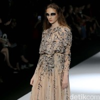 Fashion show koleksi terbaru Mel Ahyar bertema Skins menampilkan busana berbahan limbah di Jakarta Fashion Week 2020, Senayan City, Jakarta. Senin 28/10/2019]. Foto: Rachman Haryanto/detikcom