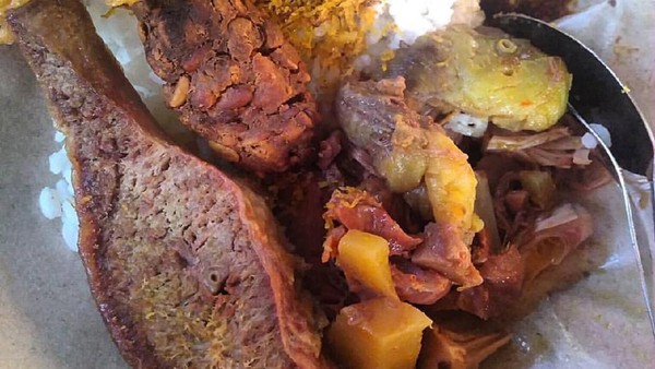Lupakan Diet, Pagi Ini Paling Mantap Jajan Sego Meduro