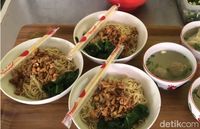 Mie Ayam Kondang: Mie Ayam Gerobakan Lezat Favorit SBY