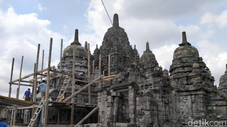 Pemugaran candi perwara di komplek Candi Sewu (Foto: Achmad Syauqi/detikcom) Pemugaran candi perwara di komplek Candi Sewu (Foto: Achmad Syauqi/detikcom)