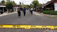 Pantauan detikcom, puluhan polisi berpakaian preman tampak memadati ruas jalan Dusun Ngunut Tengah. Selain itu, beberapa di antaranya tampak mengenakan sebo.