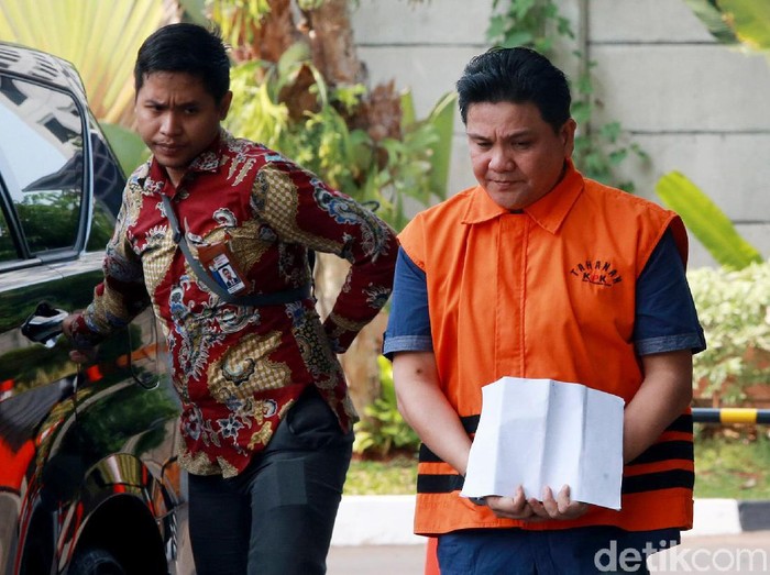 Kepala (nonaktif) BPJN Wilayah XII Balikpapan Refly Ruddy Tangkere diperiksa KPK. Ia adalah salah satu tersangka di kasus suap proyek jalan di Kalimantan Timur.