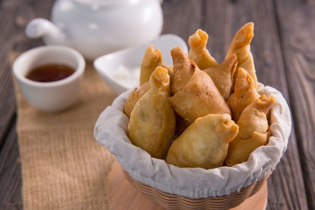 Minuman Hangat Makin Nikmat dengan 5 Camilan Enak Ini