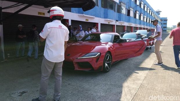 Cihuy! Geber Toyota GR Supra di Sirkuit Sentul
