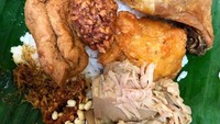 Tak doyan daging sapi dan jeroannya, nasi bhuk juga bisa dimakan dengan ayam goreng yang berbumbu gurih enak. Foto : Instagram @foodiestrabellerid