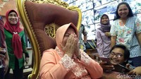 Risma tersipu malu saat tahu kena prank oleh wartawan.
