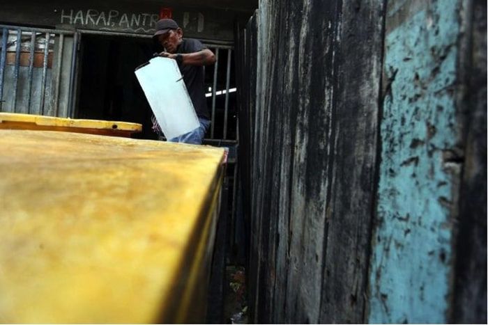Seorang pegawai sedang memindahkan balok es batu dari perusahaan milik Api (Foto: detikcom/Rengga Sancaya) Seorang pegawai sedang memindahkan balok es batu dari perusahaan milik Api (Foto: detikcom/Rengga Sancaya)