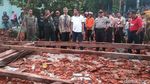 Puing-puing Aula SMKN 1 Miri Sragen yang Ambruk Diterjang Angin