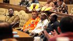 Kepala Daerah Papua Pakai Topi Rumbai Saat Rapat di DPR