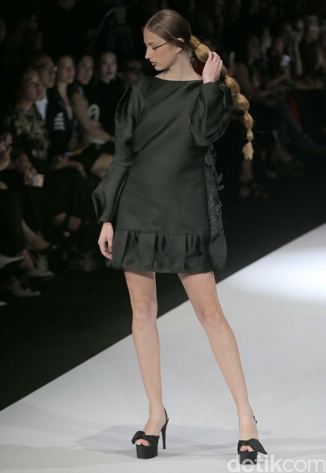 Fashion show koleksi terbaru Mel Ahyar bertema Skins menampilkan busana berbahan limbah di Jakarta Fashion Week 2020, Senayan City, Jakarta. Senin 28/10/2019]. Foto: Rachman Haryanto/detikcom
