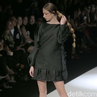 Fashion show koleksi terbaru Mel Ahyar bertema Skins menampilkan busana berbahan limbah di Jakarta Fashion Week 2020, Senayan City, Jakarta. Senin 28/10/2019]. Foto: Rachman Haryanto/detikcom