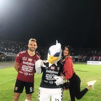 Meninggalnya sang istri secara tiba-tiba pasti membuat penyerang Timnas Bali United itu sangat terpukul. Lelhy selalu rutin hadir dan menyemangati Spaso di setiap pertandingan.  Foto: Instagram @lelhyspaso