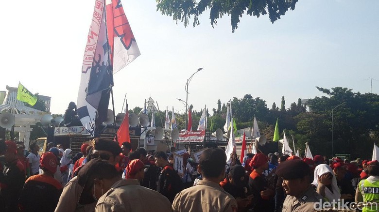 Buruh di Jatim Kecewa Penetapan UMK 2020, Ini Alasannya Buruh di Jatim Kecewa Penetapan UMK 2020, Ini Alasannya