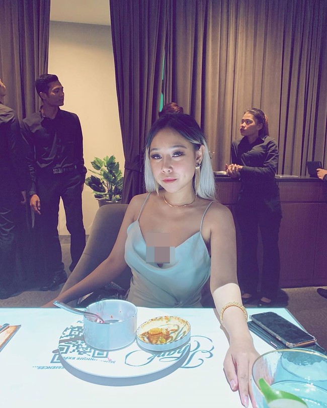 Banyak orang Melayu suka membawa pergi ke kedai biasa. Aku tidak suka. Maaf bukan memilih, tapi aku kerja keras bukan untuk ke kedai biasa. Jadi aku nggak suka. Aku sukanya pergi ke fine dining (restoran mewah). Aku suka diberi bunga. Aku suka dapat hadiah, kata Sara. Foto: Instagram