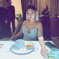 Banyak orang Melayu suka membawa pergi ke kedai biasa. Aku tidak suka. Maaf bukan memilih, tapi aku kerja keras bukan untuk ke kedai biasa. Jadi aku nggak suka. Aku sukanya pergi ke fine dining (restoran mewah). Aku suka diberi bunga. Aku suka dapat hadiah, kata Sara. Foto: Instagram