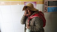 Seorang warga menangis saat mengantarkan warga lainnya yang terluka ke rumah sakit saat bentrok antara pendukung mantan Presiden Evo Morales dengan petugas keamanan terjadi di dekat pabrik bahan bakar di kawasan Bolivia.